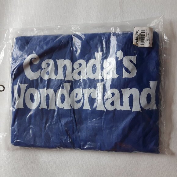 Awesome Canadas Wonderland Poncho NIP New old stoc - Picture 2 of 2